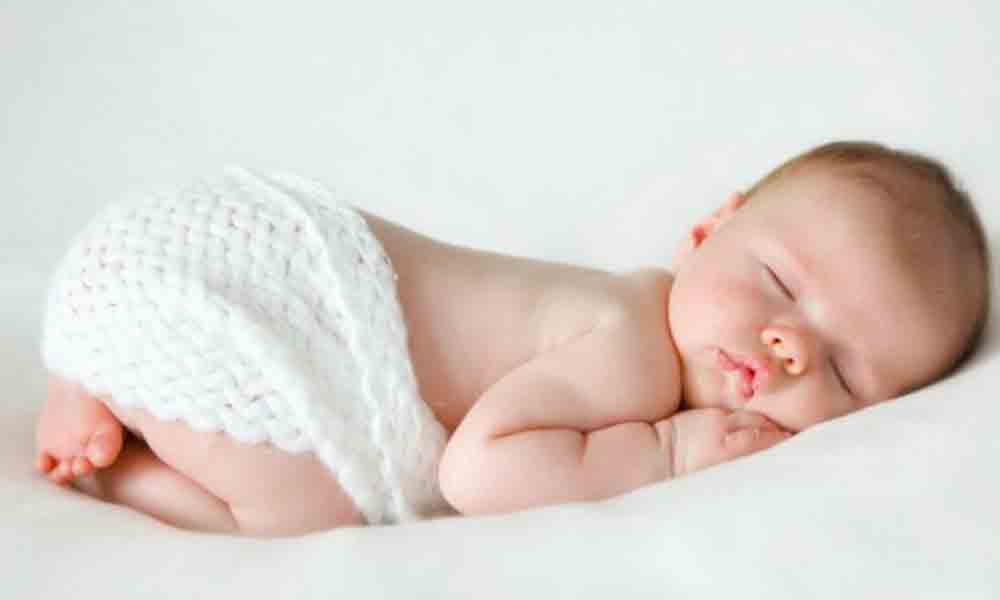 بیدار شدن نوزاد از خواب مراحلی مختلفی دارد