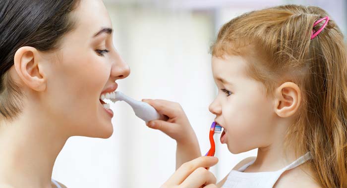 آموزش مسواک زدن به کودکان و نخ دندان کشیدن ؟