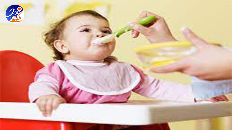 اکثر نوزادان، بین 5 تا 6 ماهگی، آمادگی دارند تا غذاهای کمکی و جامد را دریافت کنند. اما قبل از 4 ماهگی چنین چیزی را شروع نکنید. | شروع غذای کمکی نوزاد
