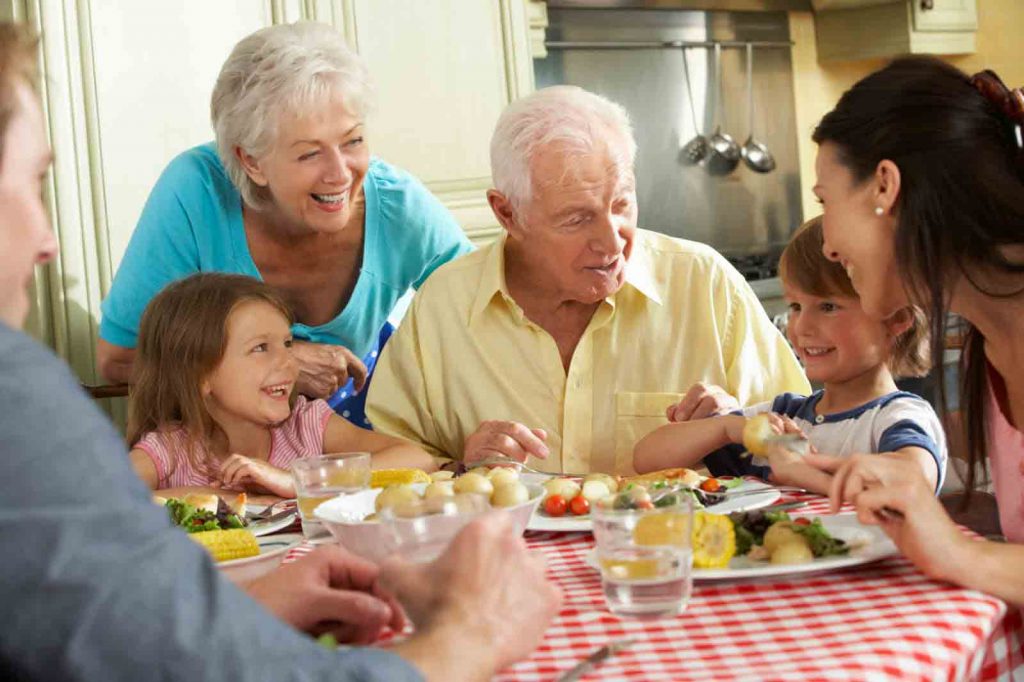 برای کمک به والدین سالمند خود چه می کنید؟ 4 برای کمک به والدین سالمند خود چه می کنید؟