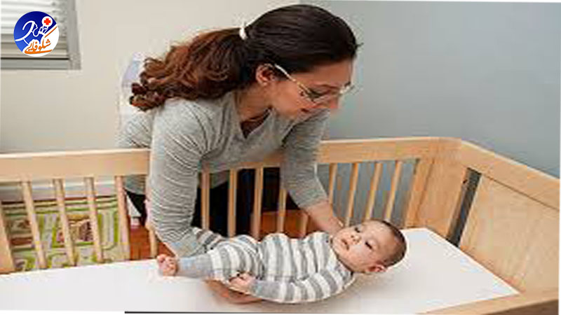 پرستار کودک نحوه فرستادن کودک به رختخواب با ایجاد یک محیط مناسب برای خواب کودک