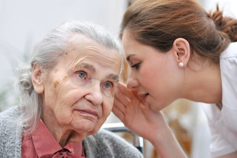 روش‌های صحیح مراقبتی از سالمندان در برابر کاهش شنوایی آنها