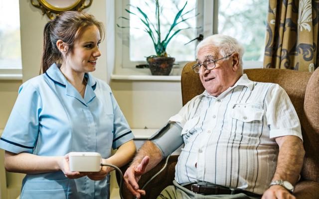 پرستاری و مراقبت از سالمند در منزل نیازمند مهارت های ویژه در امور پرستاری و درک درست از نظریه های روانشناسی، فرهنگی، بیولوژیکی و اجتماعی مختص افراد مسن دارد.