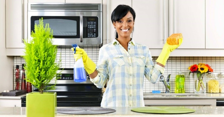 شروع نظافت آشپزخانه از کابینت‌ها | نظافت یخچال و فریزر در نظافت آشپزخانه