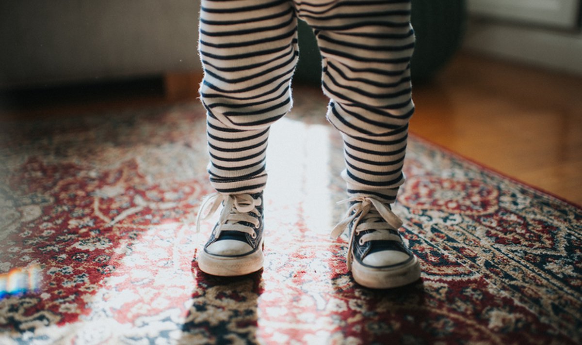 برای بررسی مناسب بودن کفش کودک نوپا می توانید انجام دهید این است که انگشت کوچک خود را به راحتی در پشت پاشنه پای او قرار دهید؛ 