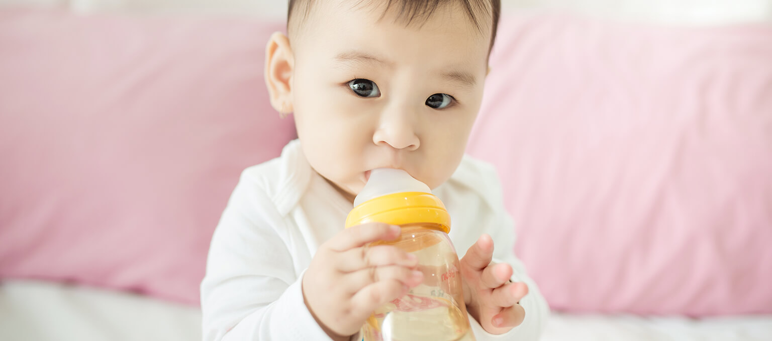 جهت تامین کم آبی بدن نوزاد اگر نوزاد شما می تواند آب را بدون استفراغ نگه دارد می توانید به تدریج میزان آب پیشنهادی خود را افزایش دهید