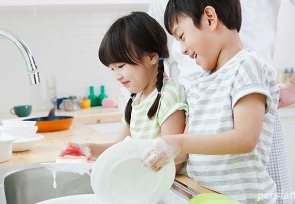 چگونه مسئولیت پذیری در کودکان را با کمک پرستار کودک ارتقاء دهیم؟ 4 شروع آموزش مسئولیت پذیری در کودکان بسته به سن و سال خاصی نمیباشد