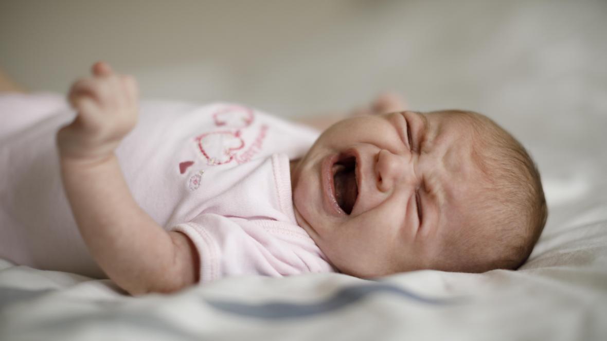 علت چرت نزدن نوزاد ممکن است گرسنگی، دندان در آوردن یا خیس بودن پوشک باشد.