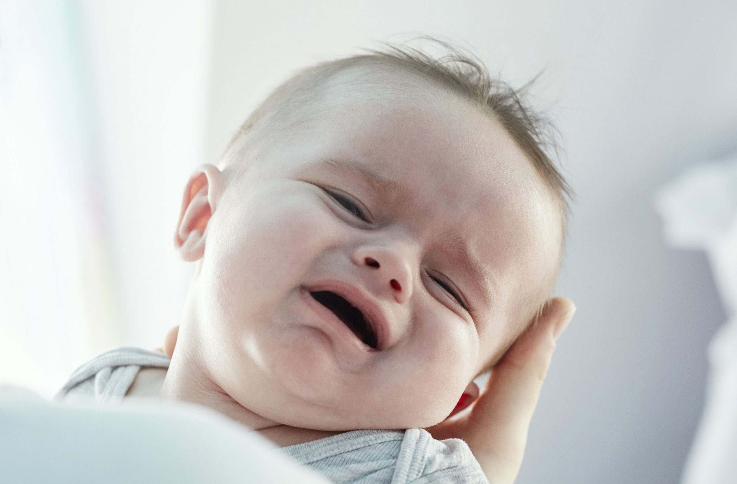 بدن کوچک نوزاد نوازد شما نمی تواند مایعات زیادی را در خود ذخیره کند؛ بنابراین کمبود آب بدن نوزاد سریع اتفاق می افتد. 