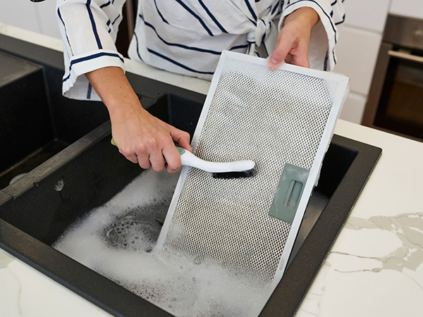آیا می دانستید با استفاده از پودر ماشین لباسشویی می توانید به سادگی لک چربی روی هود را تمیز کنید؟ 