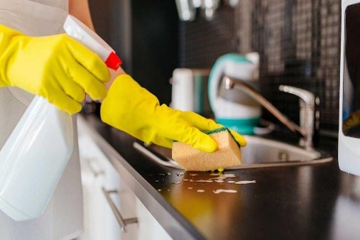خانه تکانی عید را پس از نظافت سرویس بهداشتی و اتاق خواب، می‌توانید با نظافت آشپزخانه ادامه دهید.