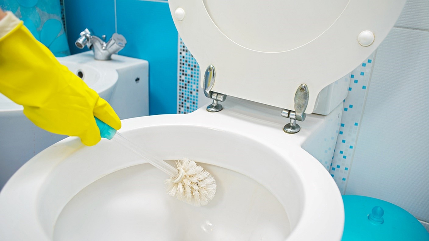 نظافت سرویس های توالت فرنگی توسط کارگر نظافت منزل | کارگر نظافت منزل