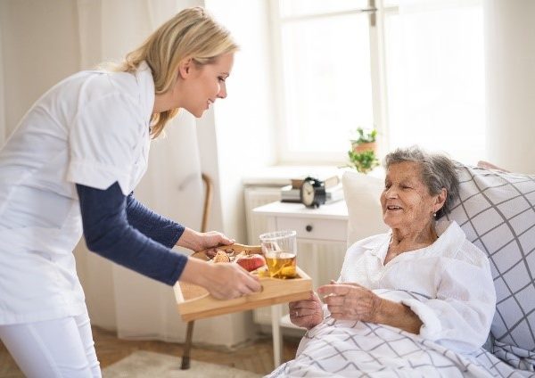 چگونه میتوان یک پرستار سالمند ایدهآل را استخدام نمود؟ 3 پرستار سالمند ایدهآل