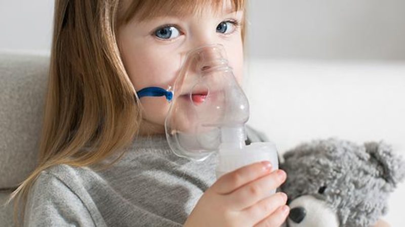 برونشیت در کودکان علائمی مانند سرماخوردگی دارد که البته با سرفه، خس خس سینه و گاهی مشکلات جدی تنفسی، همراه است.