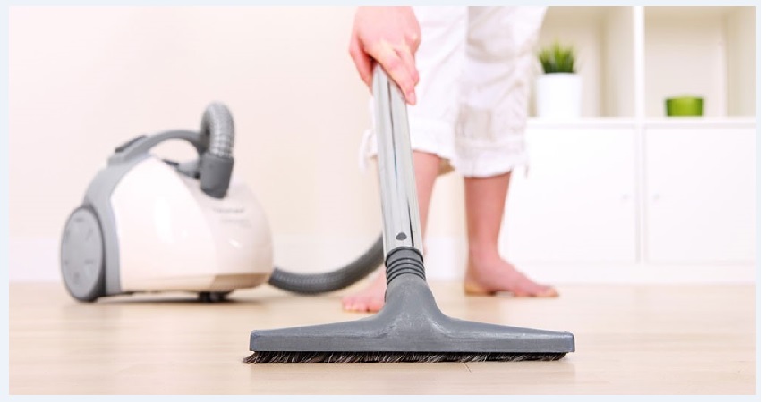 کف منزل را با استفاده از جارو برقی تمیز کنید:
