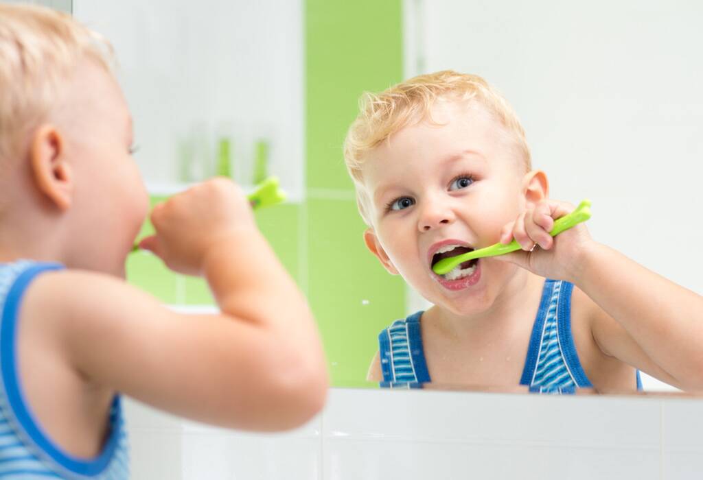 نکاتی برای آموزش مسواک زدن به کودکان 3 نکاتی برای آموزش مسواک زدن به کودکان