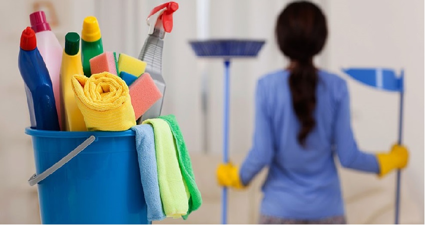 یکی دیگر از مواردی که به تمیزکاری تمام وقت منزل مربوط می شود این است که لکه های موجود بر روی مبل و فرش را پاک کنید.