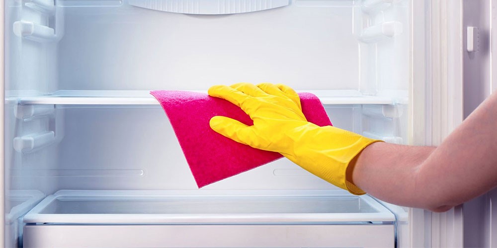برای نظافت خانه بعد از سمپاشی از دستکش استفاده کنید