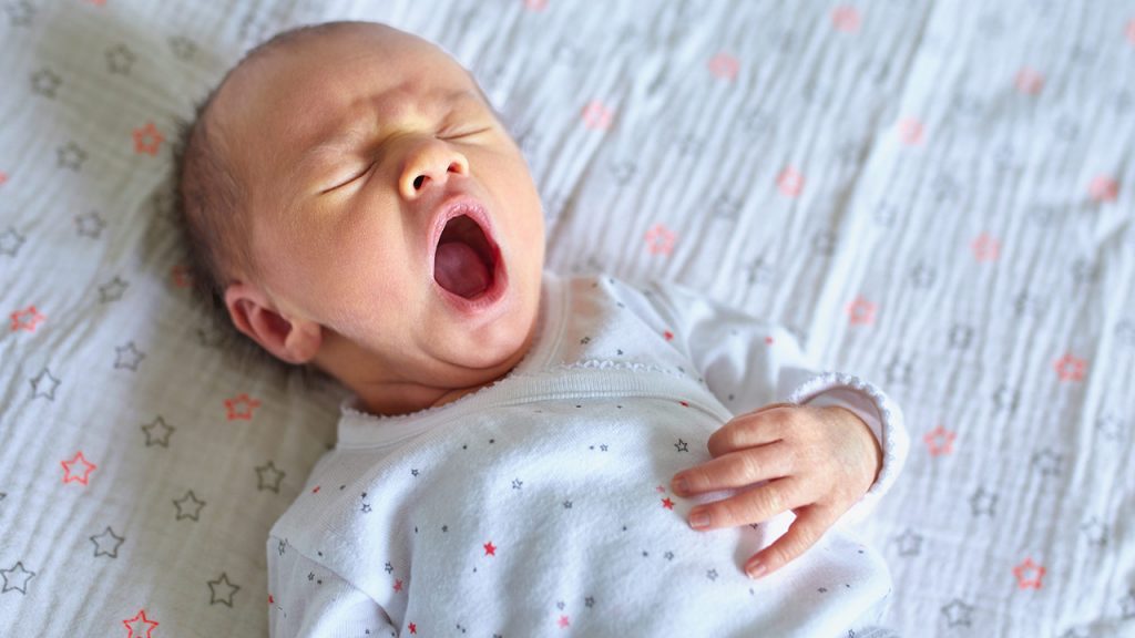 نحوه خواباندن نوزاد بعد از شیر خوردن