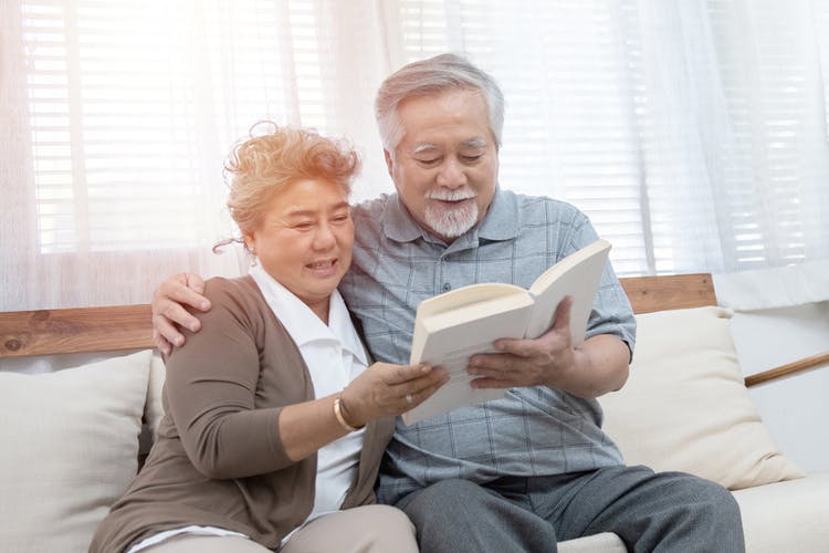خواندن کتاب برای سالمندان