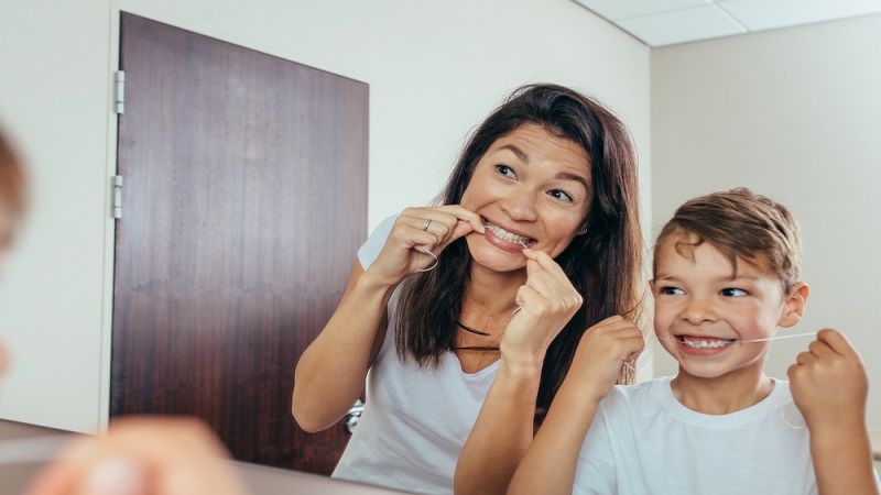 نخ دندان کشیدن کودکان از چه زمانی باید شروع شود؟ بهترین نوع نخ دندان کودک