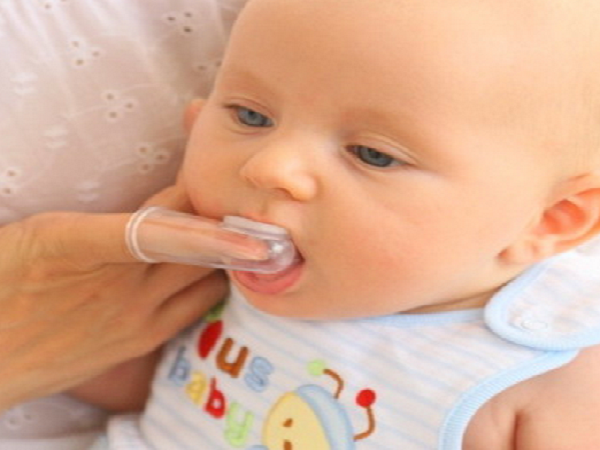 نحوه انتخاب مسواک انگشتی برای کودکان 20 BrushingBabyTeeth 600x450