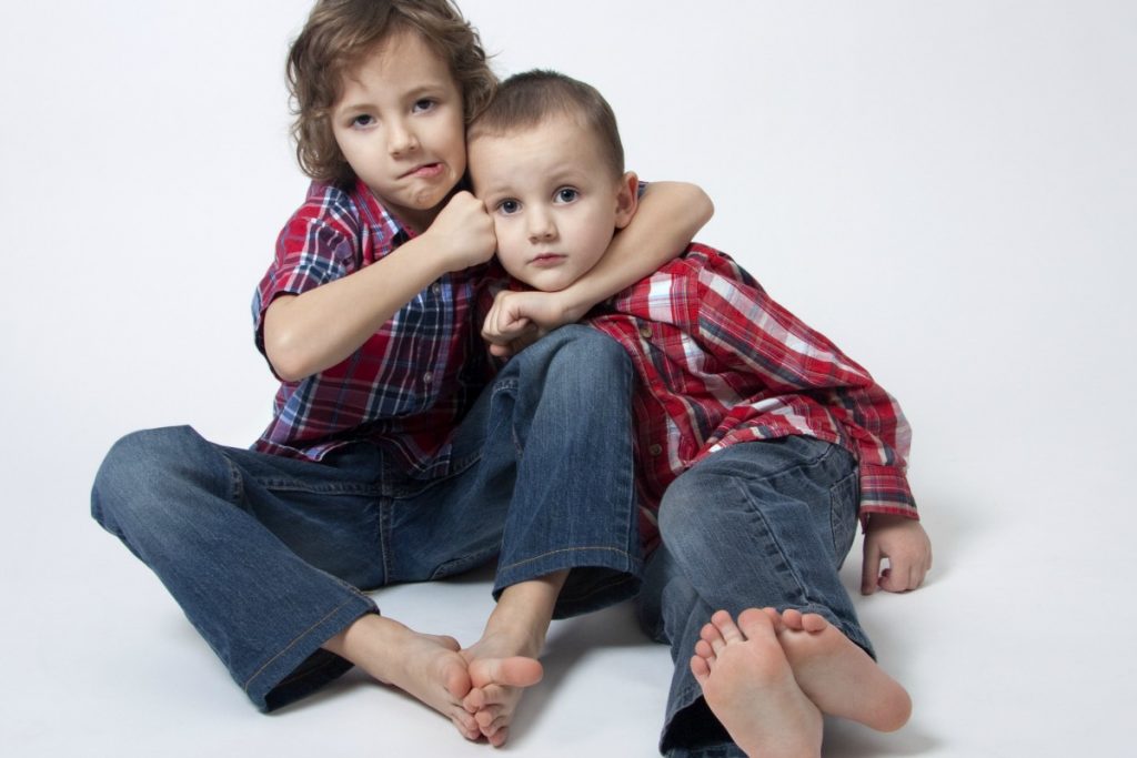 7 کاری که برای جلوگیری حسادت خواهر و برادر به همدیگر باید انجام دهید
