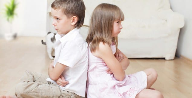 7 کاری که برای جلوگیری حسادت خواهر و برادر به همدیگر باید انجام دهید