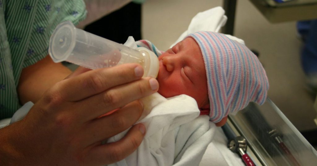 شیر دادن به نوزاد نارس : آیا تغذیه نوزاد نارس از شیر مادر اشتباه است؟