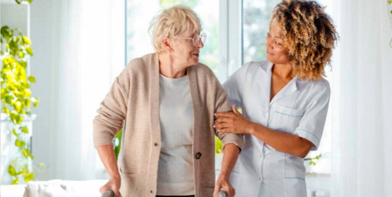 چرا استخدام پرستار در خانه بهترین گزینه برای مراقبت از سالمندان است؟