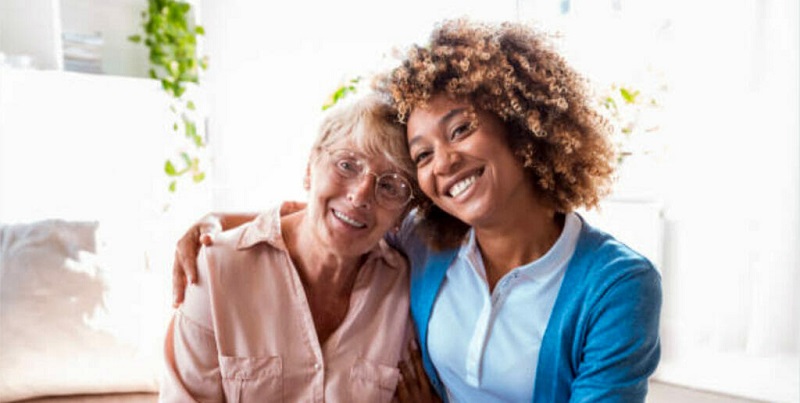 چرا استخدام پرستار در خانه بهترین گزینه برای مراقبت از سالمندان است؟