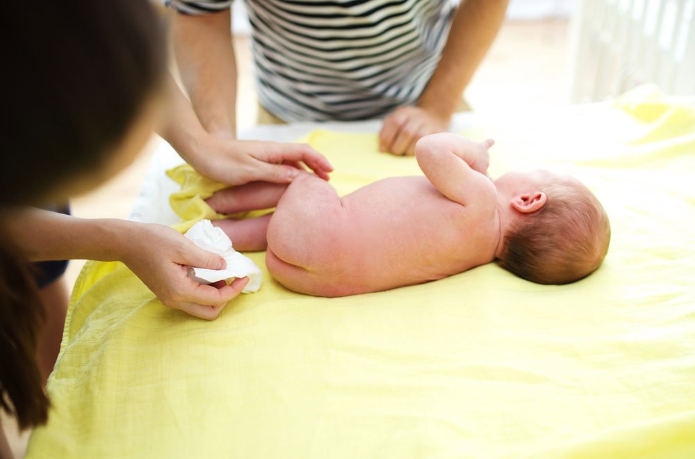 علت مدفوع نوزاد با تکه های سفید رنگ : آیا باید کودکم را دکتر ببرم؟