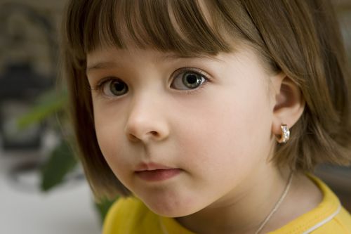 پیرسینگ: تمام آنچه که باید قبل از سوراخ کردن گوش کودک خود بدانید!