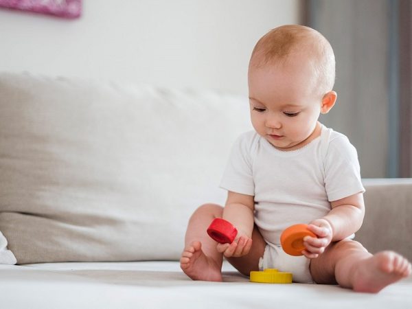 نشستن کودکان از چند ماهگی شروع می شود؟ چگونه می توان مهارت نشستن را توسعه داد؟ 13 Babies sit up index 600x450