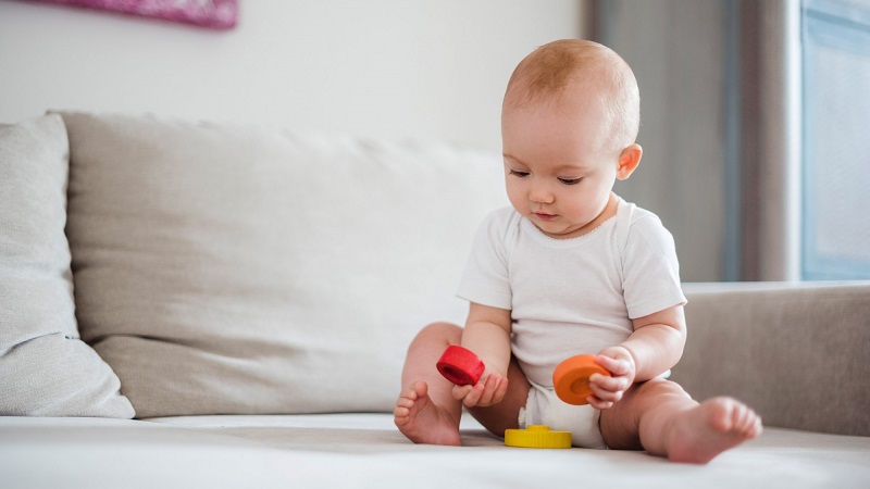 نشستن کودکان از چند ماهگی شروع می شود؟ چگونه می توان مهارت نشستن را توسعه داد؟ 1 Babies sit up index