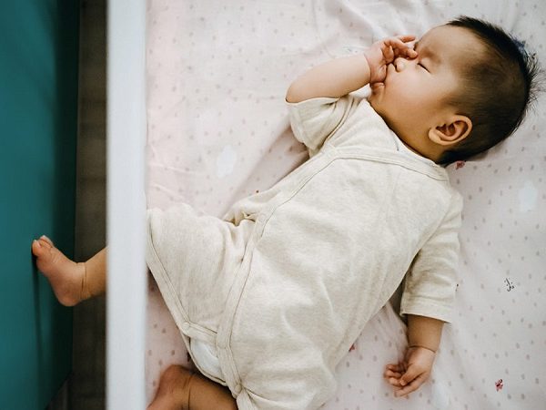 نحوه لباس پوشیدن کودک هنگام خواب 6 Sleeping baby 600x450