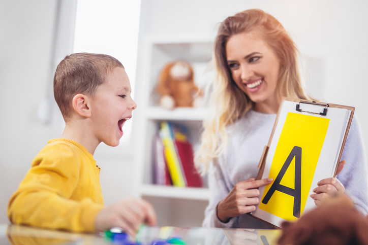 بهترین تمرینات برای بهبود لکنت زبان کودک