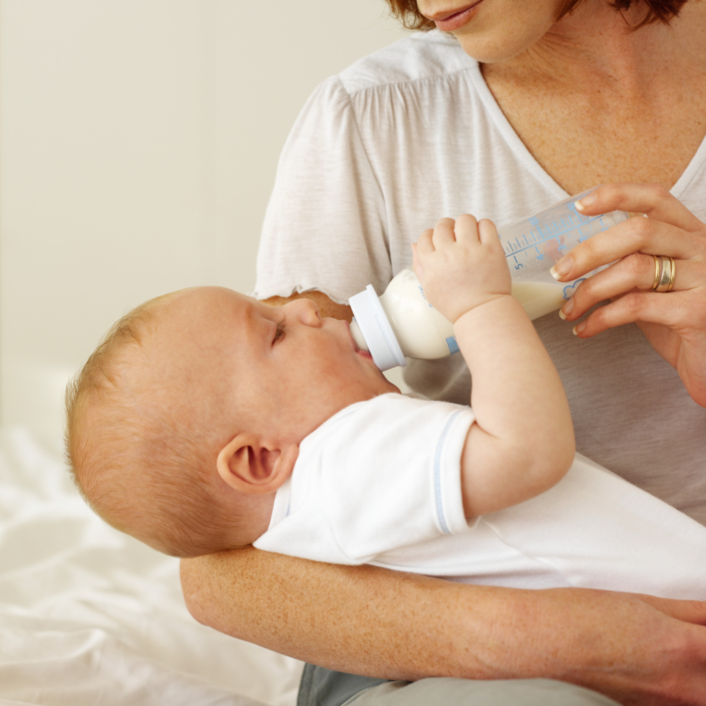 آیا نوزادان می توانند شیر سرد (مادر یا شیر خشک) بنوشند؟ دادن شیر سرد به نوزاد مشکلی ایجاد می کند؟