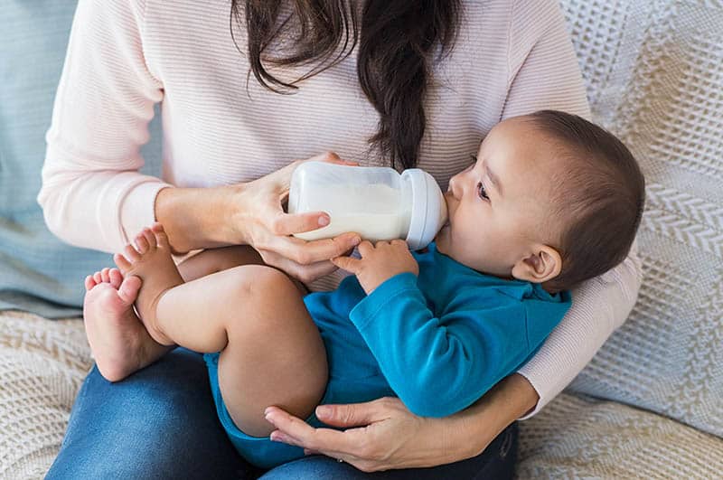 آیا نوزادان می توانند شیر سرد (مادر یا شیر خشک) بنوشند؟ دادن شیر سرد به نوزاد مشکلی ایجاد می کند؟