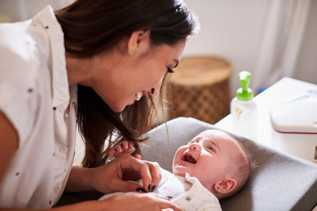 چه زمانی نوزادان شروع به خندیدن می کنند؟ روش های خنداندن کودک