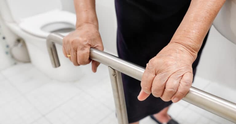 نکات مهم دستشویی بردن سالمندان