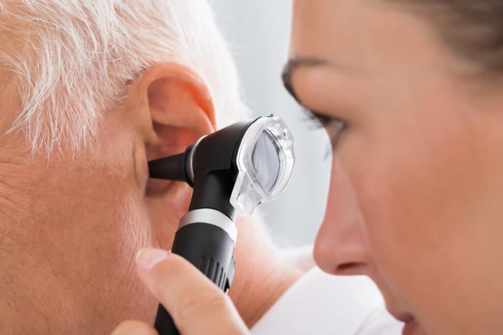 عفونت گوش در سالمندان : علل و عوامل خطر، علائم، تشخیص و پیشگیری
