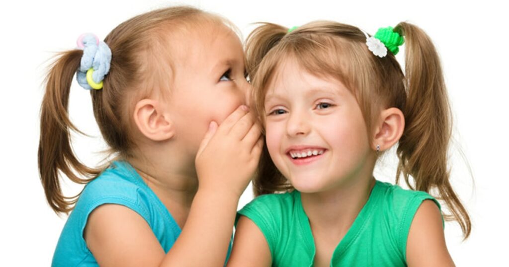 آیا کودک پر حرف من دچار اختلال است؟ علت و نحوه رفتار با پر حرفی کودکان