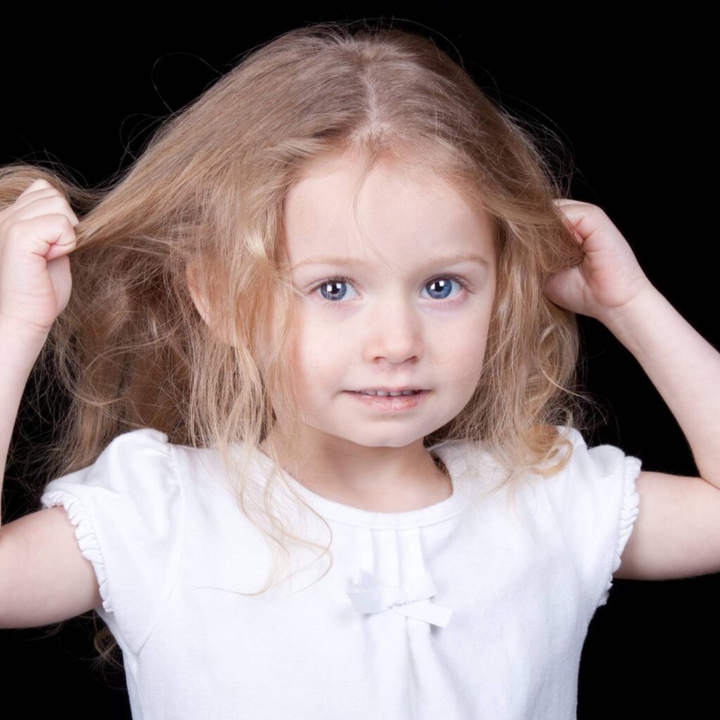 تریکوتیلومانیا چیست؟ علت و درمان اختلال کشیدن مو در کودکان