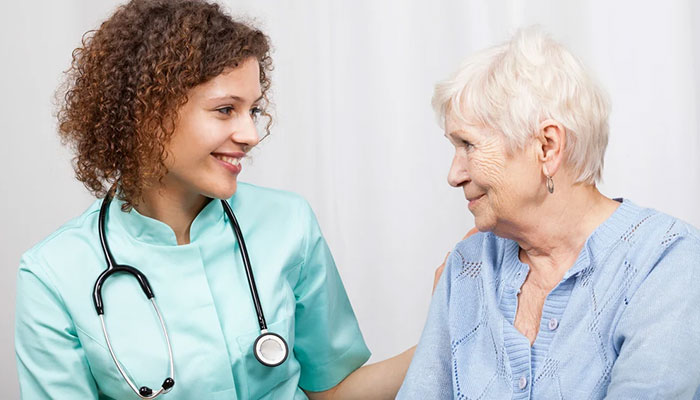 استخدام پرستار سالمند به صورت ساعتی چه مزایایی دارد؟