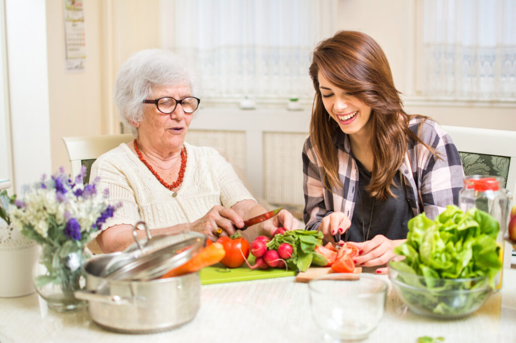 تفاوت نگهداری از سالمند شبانه روزی در منزل و خانه سالمندان