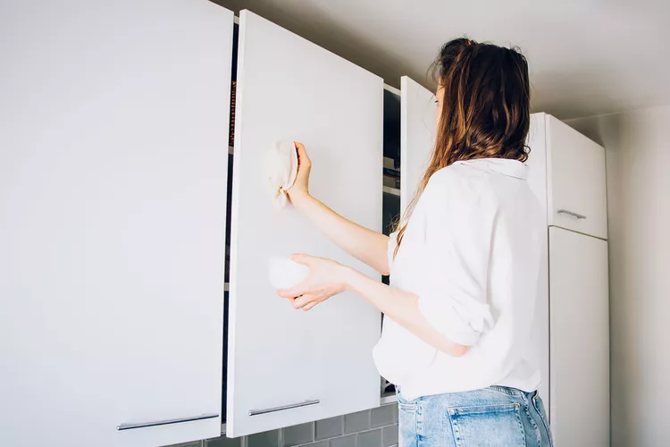 نحوه تمیز کردن نمای بیرونی کابینت آشپزخانه با صابون ظرفشویی